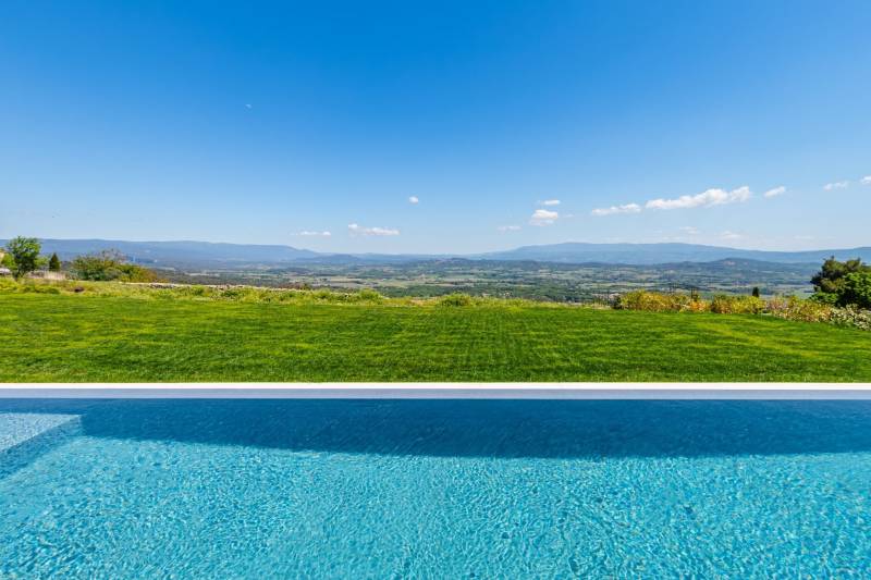 À quelques minutes à pied du cœur de Gordes, maison contemporaine à louer avec une vue époustouflante sur la vallée du Luberon.
