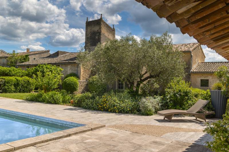 À louer proche de Gordes, superbe Hameau rénové de huit chambres avec piscine, orangeraie et vue sur le Luberon.