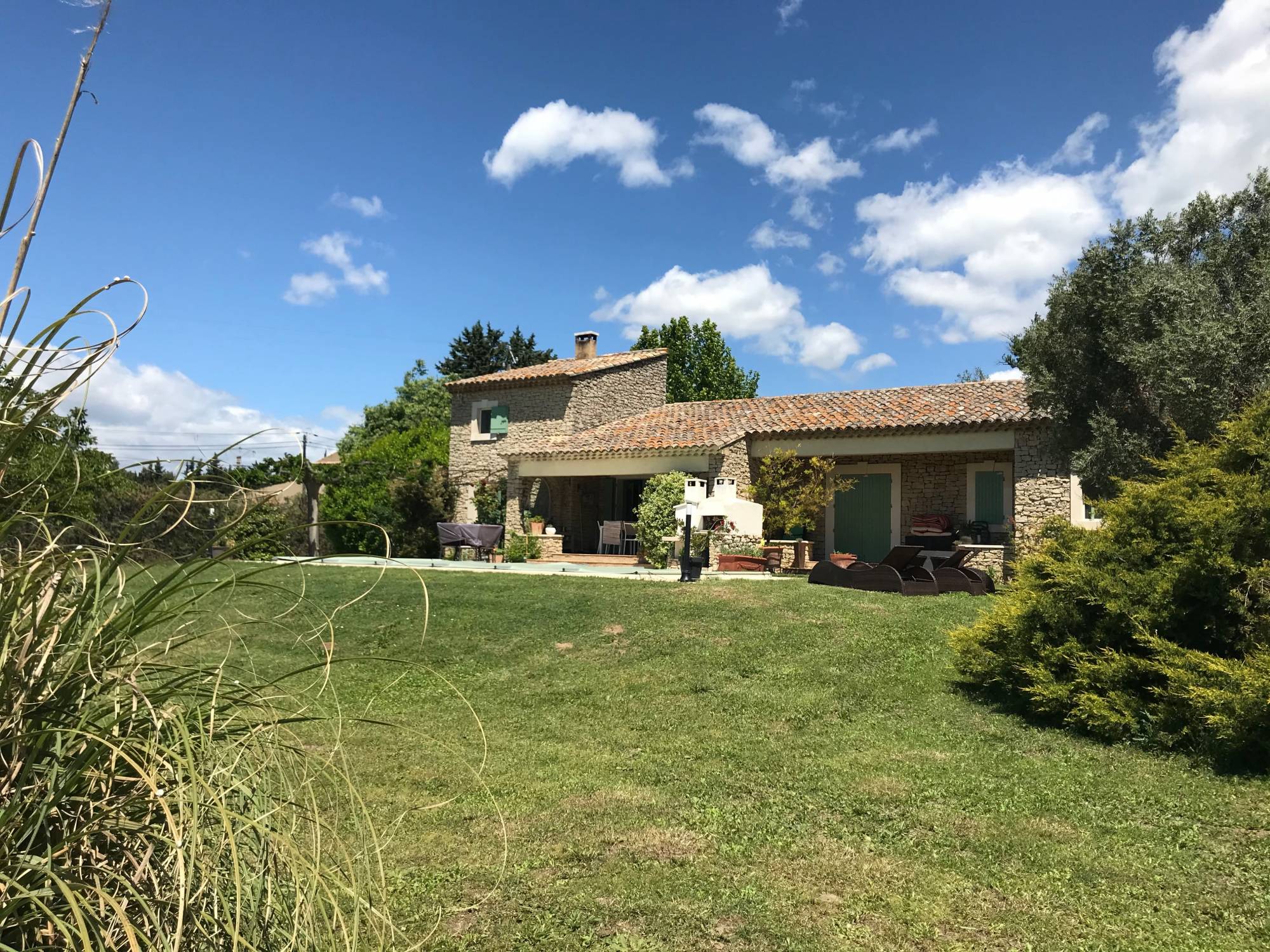 Proche de L’Isle-sur-la-Sorgue, maison en pierre avec piscine   