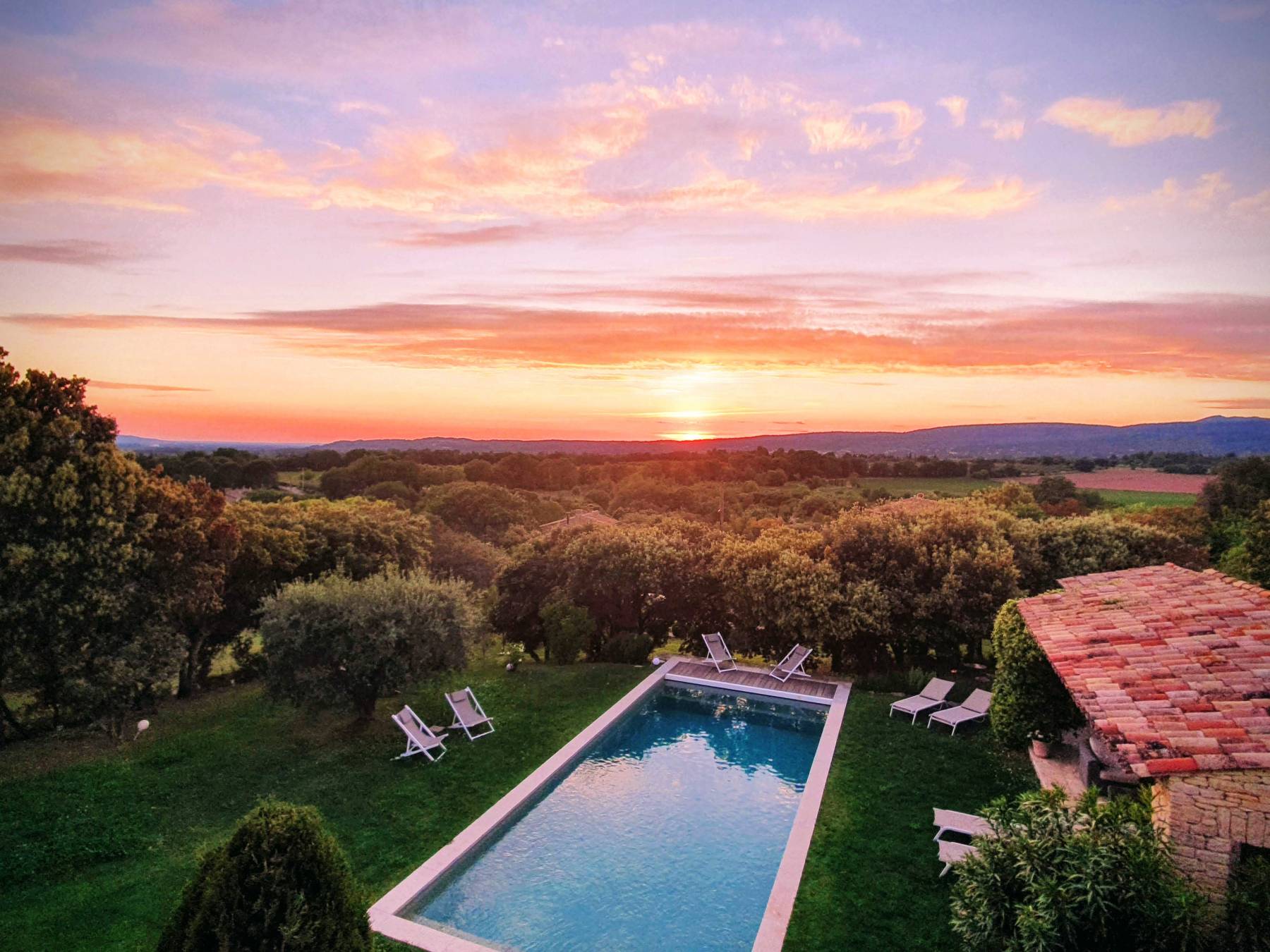 Location à Gordes, proche du village, maison en pierres avec prestations de qualité   
