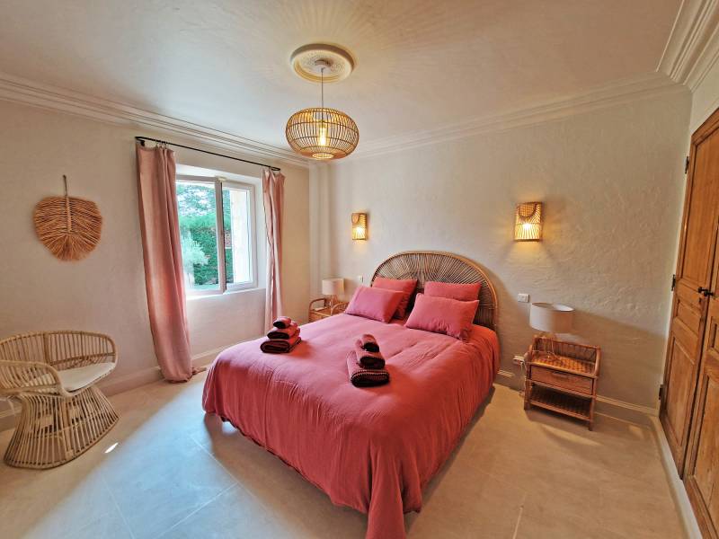 Location d’une élégante villa en pierres en campagne de Gordes avec piscine et boulodrome pour vos vacances au cœur de la Provence.