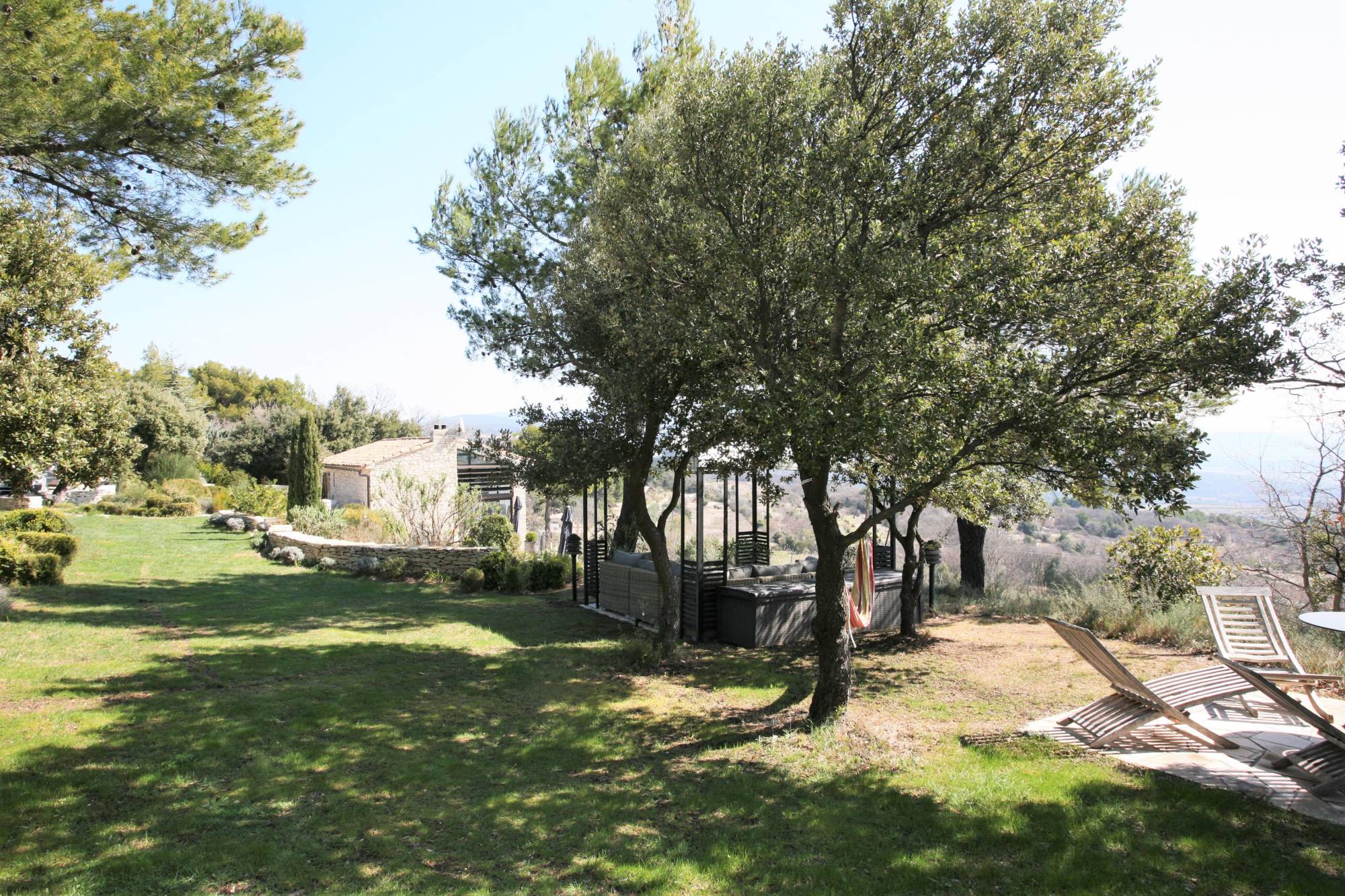 à Murs, belle maison en pierres avec vue imprenable sur le Luberon   
