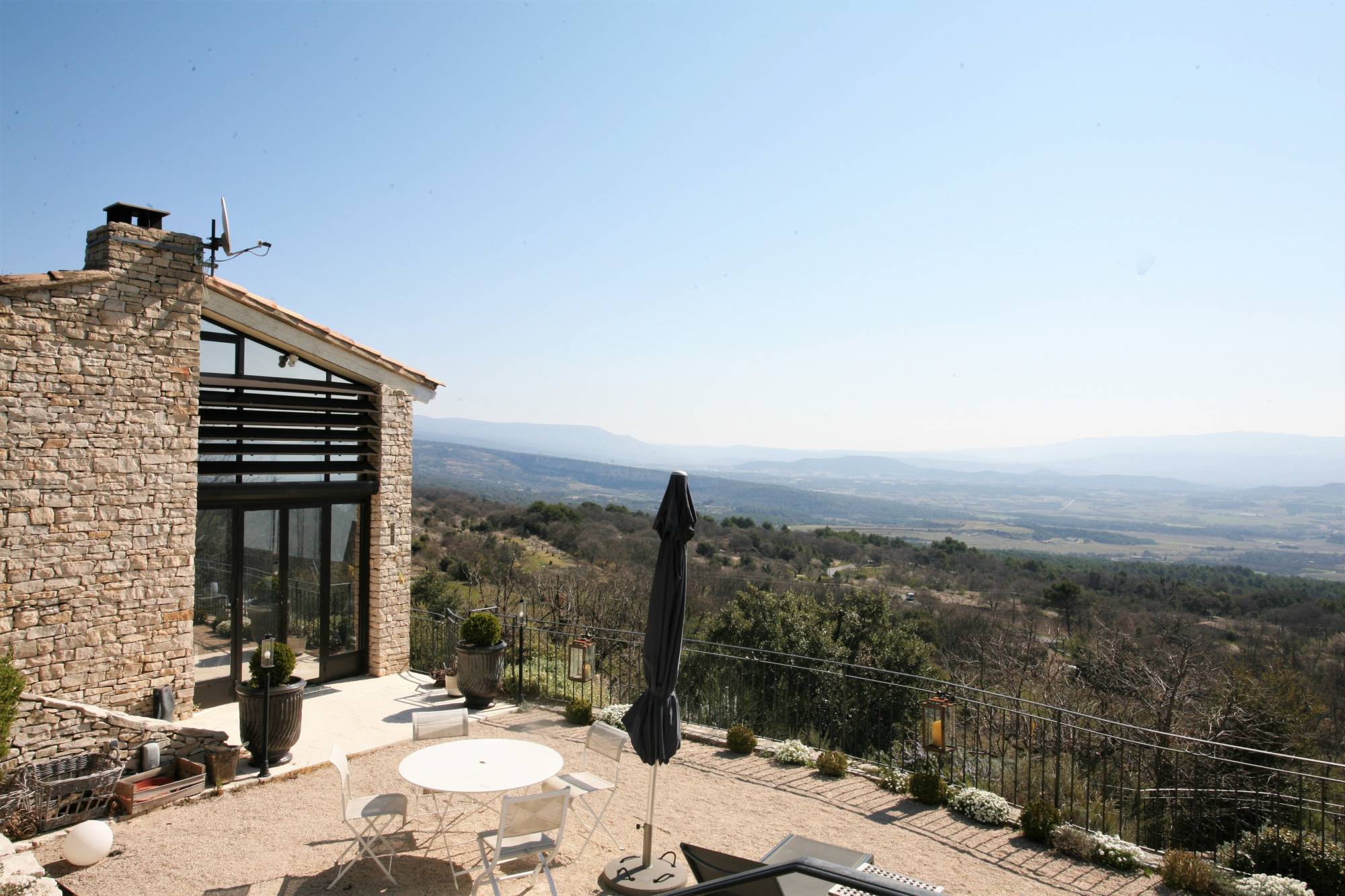 à Murs, belle maison en pierres avec vue imprenable sur le Luberon   