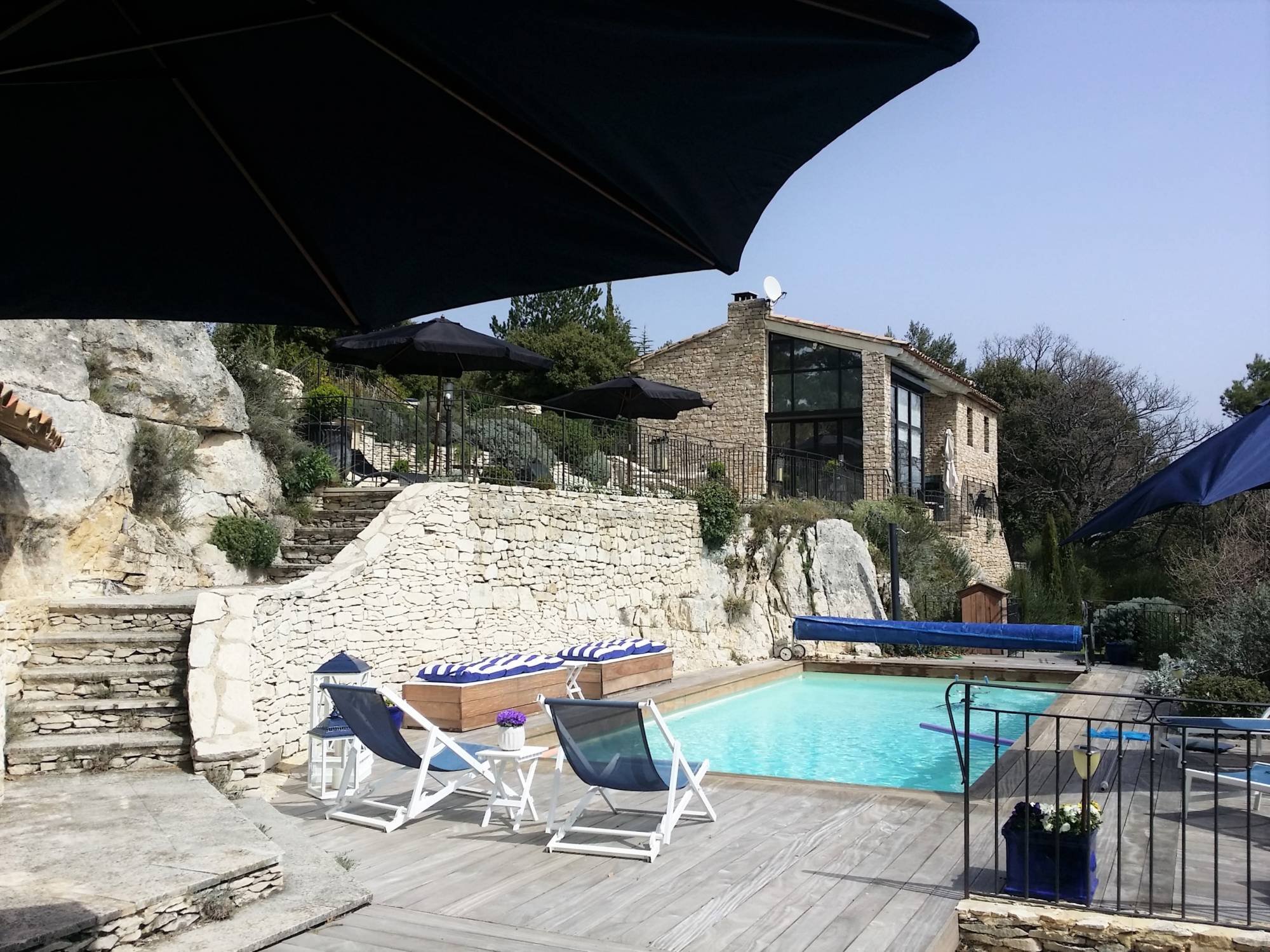 à Murs, belle maison en pierres avec vue imprenable sur le Luberon   