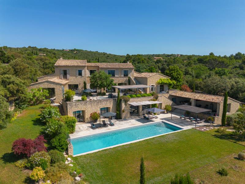 À louer à Gordes, maison de caractère en position dominante avec vue imprenable sur la vallée du Luberon, village à pied.