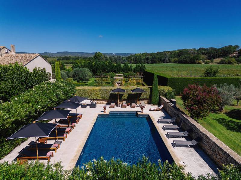 À louer au pied de Gordes, superbe Mas rénové dans un environnement très calme avec piscine, cuisine d’été et terrain de tennis.