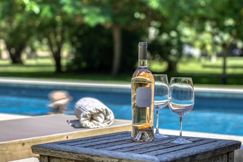 À louer proche de l’Isle sur la Sorgue, Mas superbement rénové avec prestations haut de gamme, 11 chambres, piscine et en bord de Sorgue.