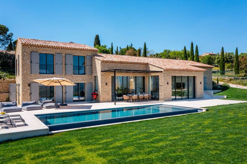 À quelques minutes à pied du cœur de Gordes, maison contemporaine à louer avec une vue époustouflante sur la vallée du Luberon.