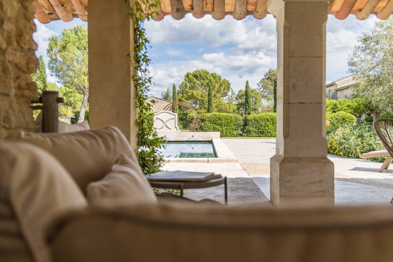 À louer proche de Gordes, superbe Hameau rénové de huit chambres avec piscine, orangeraie et vue sur le Luberon.
