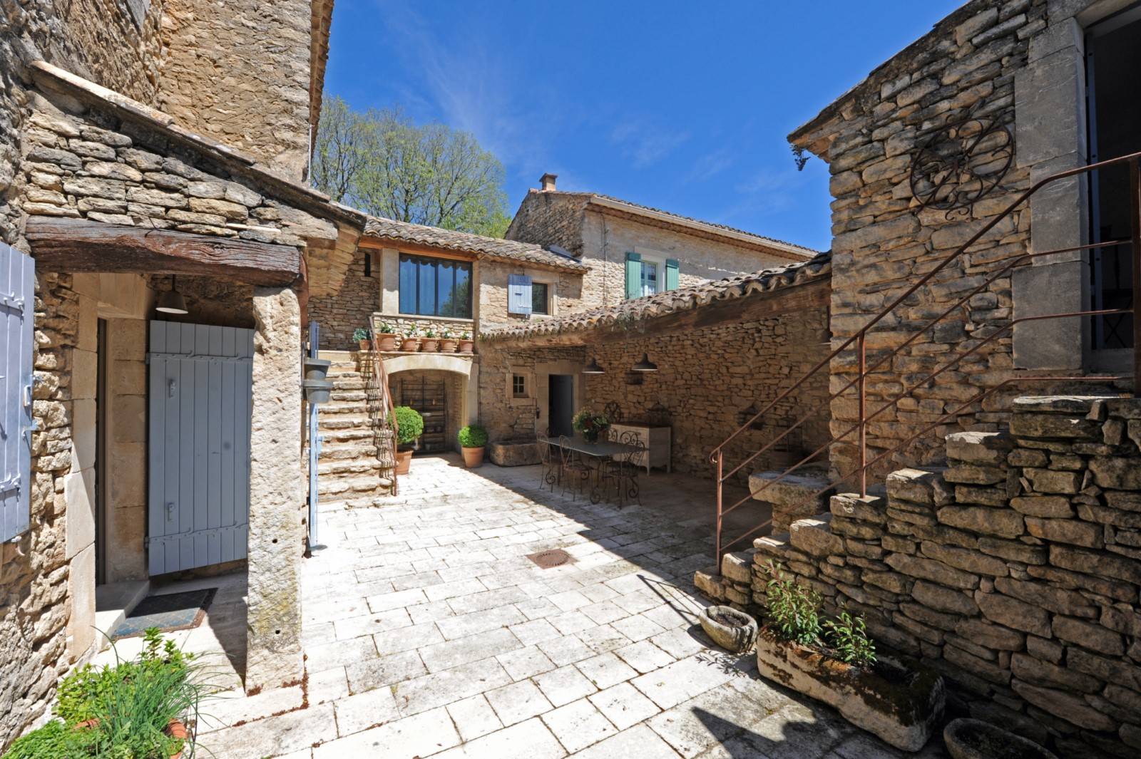 à Ménerbes, élégante propriété face au Luberon   