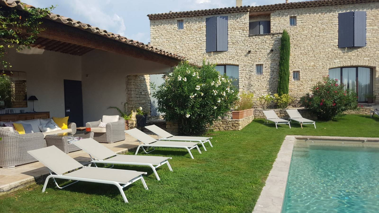 Location à Gordes, proche du village, maison en pierres avec prestations de qualité   