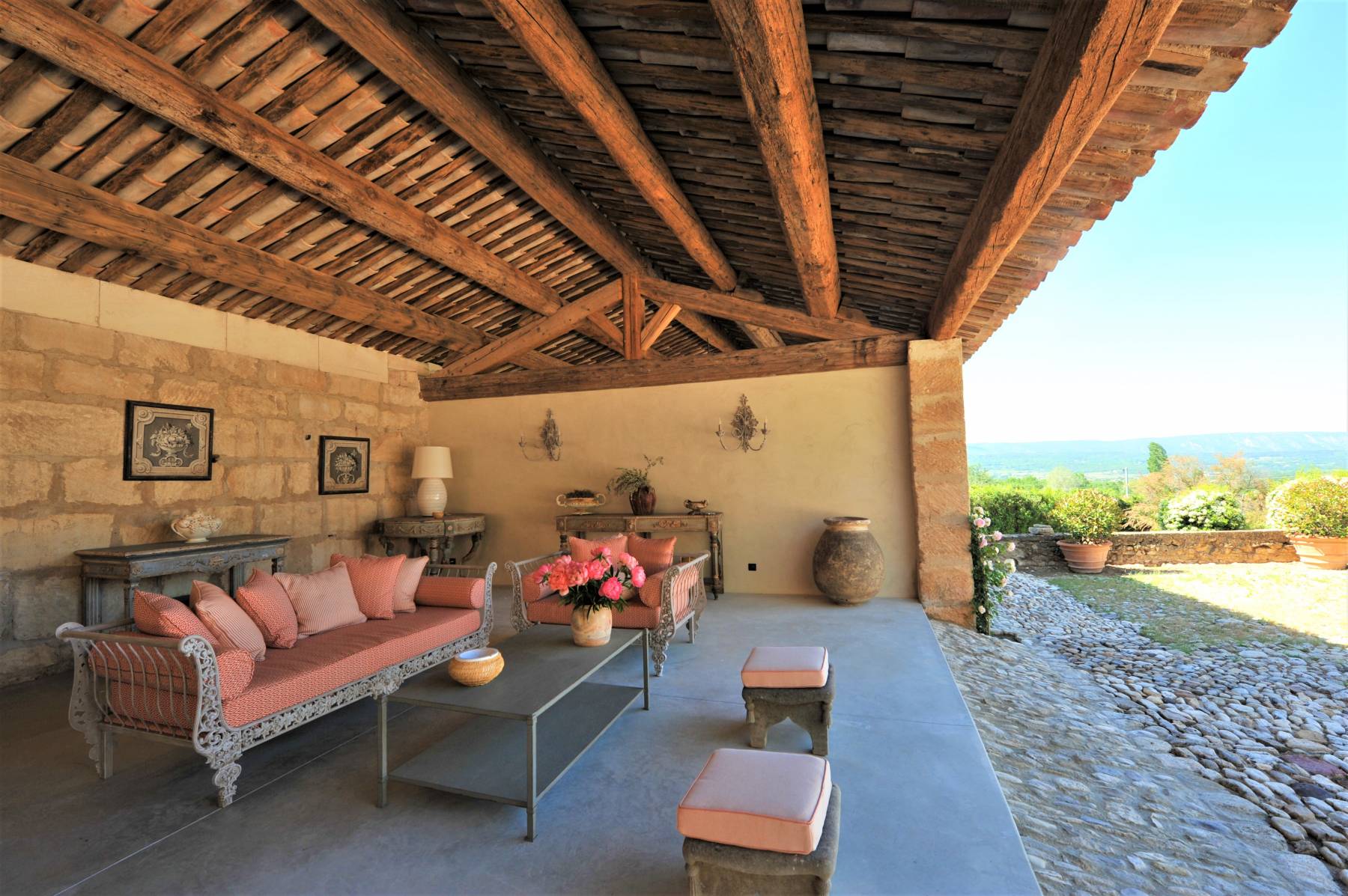Location magnifique bastide XVIII° avec terrasse en calade et piscine chauffée   