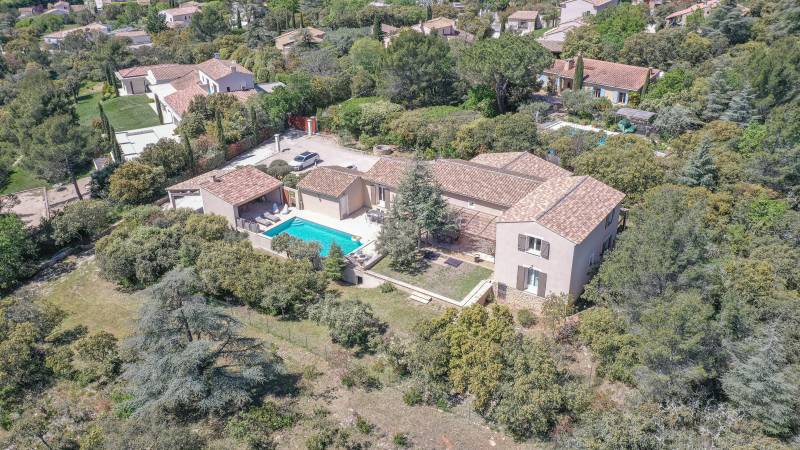 Pour vos vacances en Luberon, villa Provençale de cinq chambres avec piscine, jacuzzi et ping-pong pour 13 personnes.