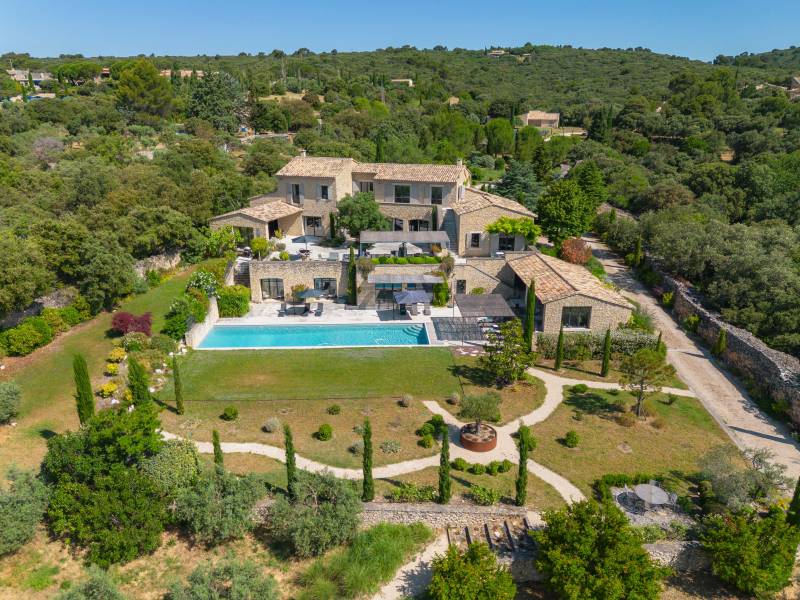 À louer à Gordes, maison de caractère en position dominante avec vue imprenable sur la vallée du Luberon, village à pied.