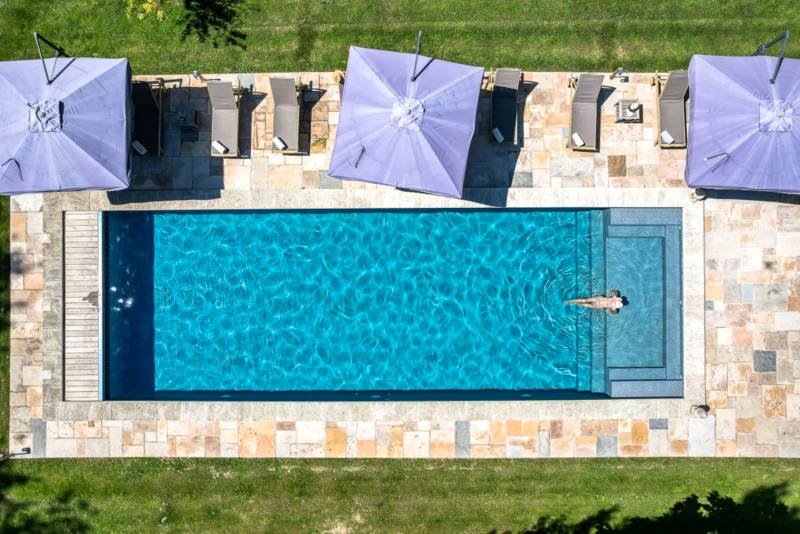 À louer proche de l’Isle sur la Sorgue, Mas superbement rénové avec prestations haut de gamme, 11 chambres, piscine et en bord de Sorgue.