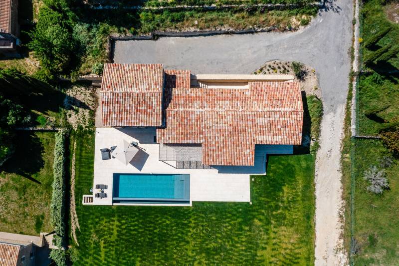 À quelques minutes à pied du cœur de Gordes, maison contemporaine à louer avec une vue époustouflante sur la vallée du Luberon.