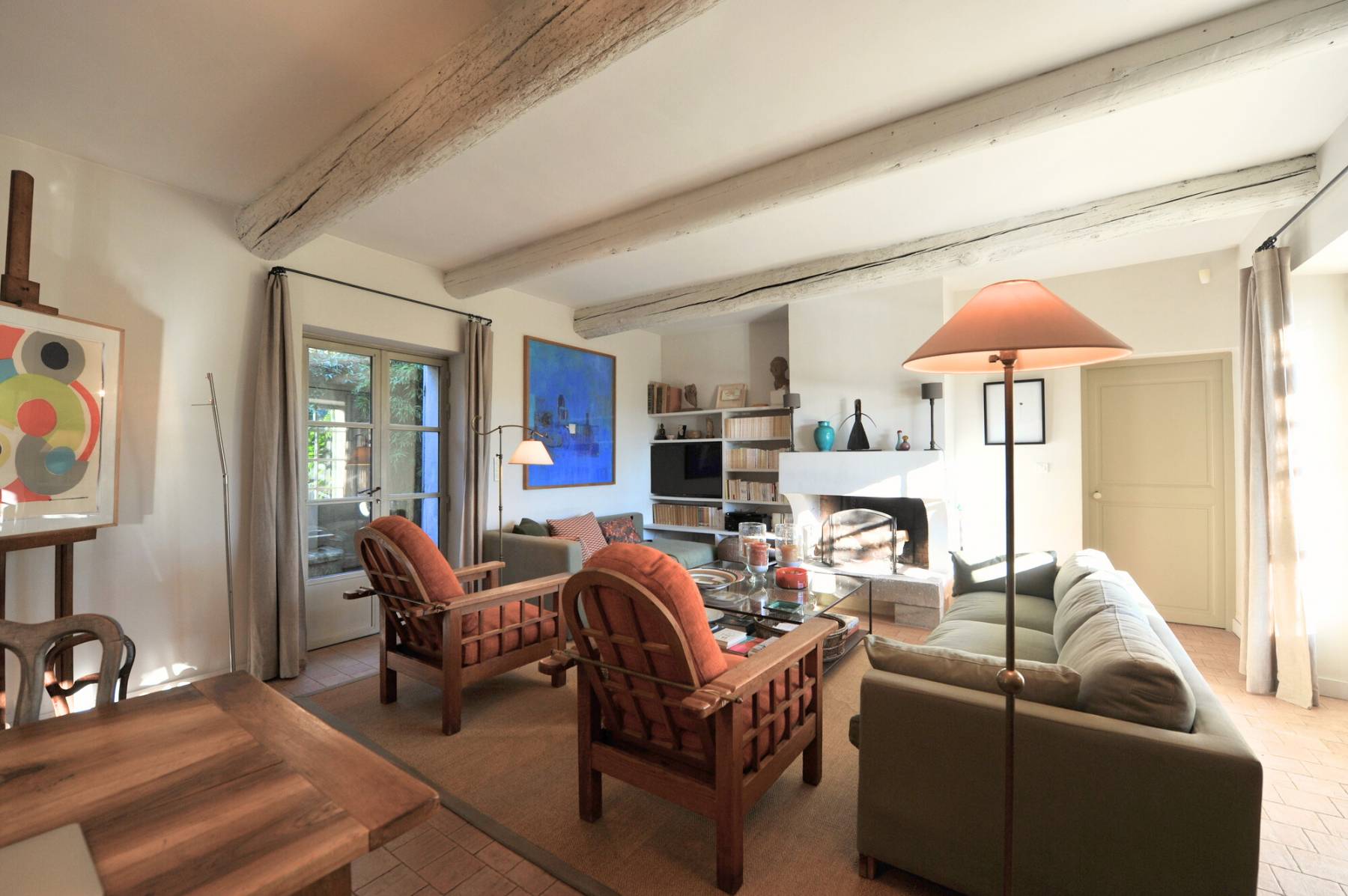 Location de vacances au cœur du village de Cabrières d’Avignon, authentique Mas Provençal avec piscine et parking privatif.