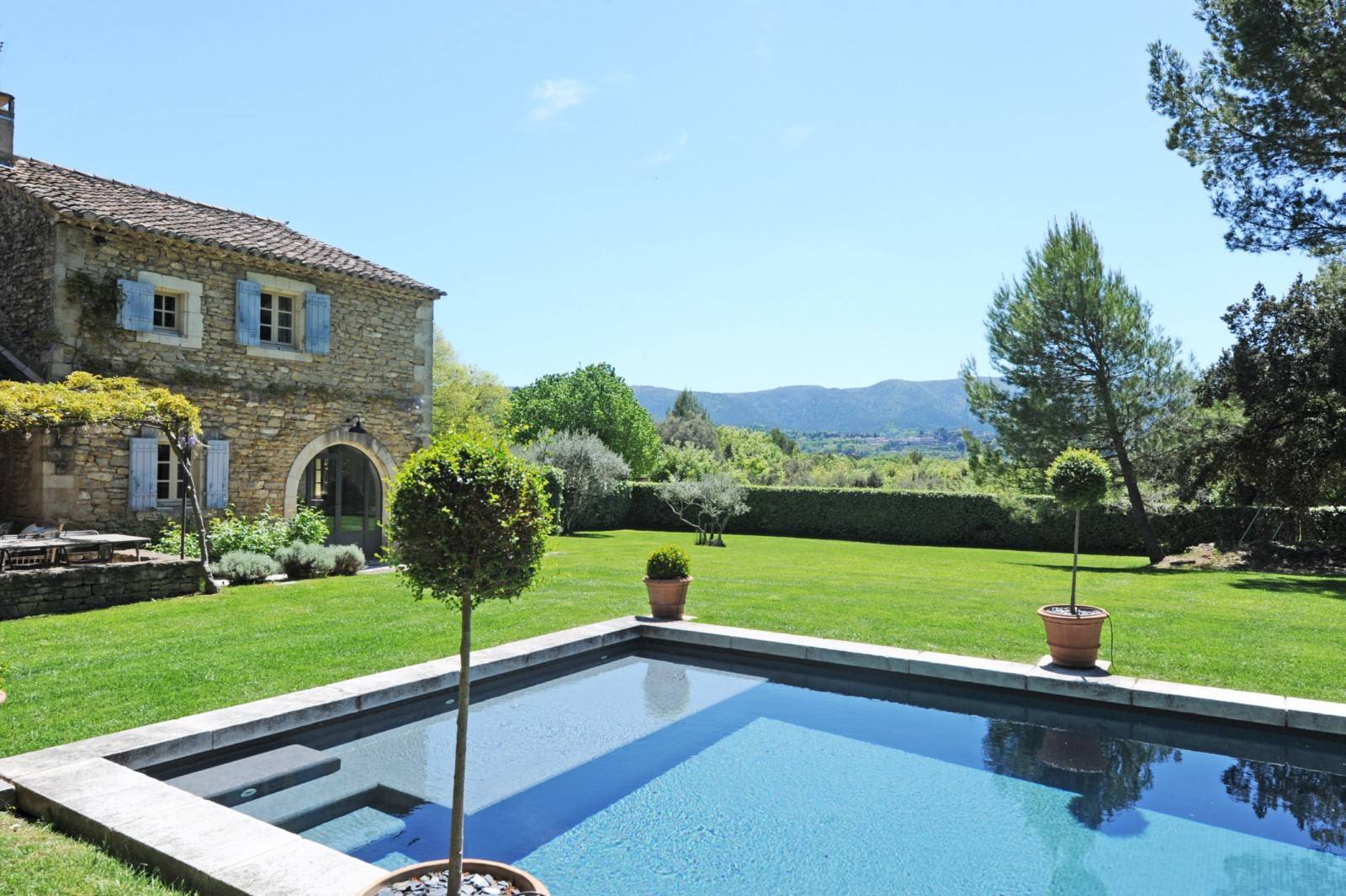 à Ménerbes, élégante propriété face au Luberon   