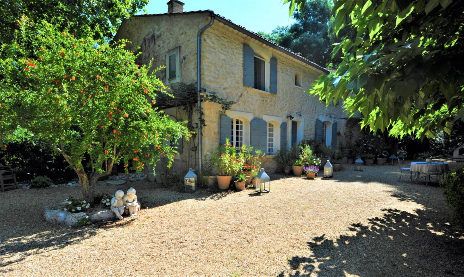 Location Mas traditionnel Provençal avec parc de 11 hectares, piscine et pool house    
