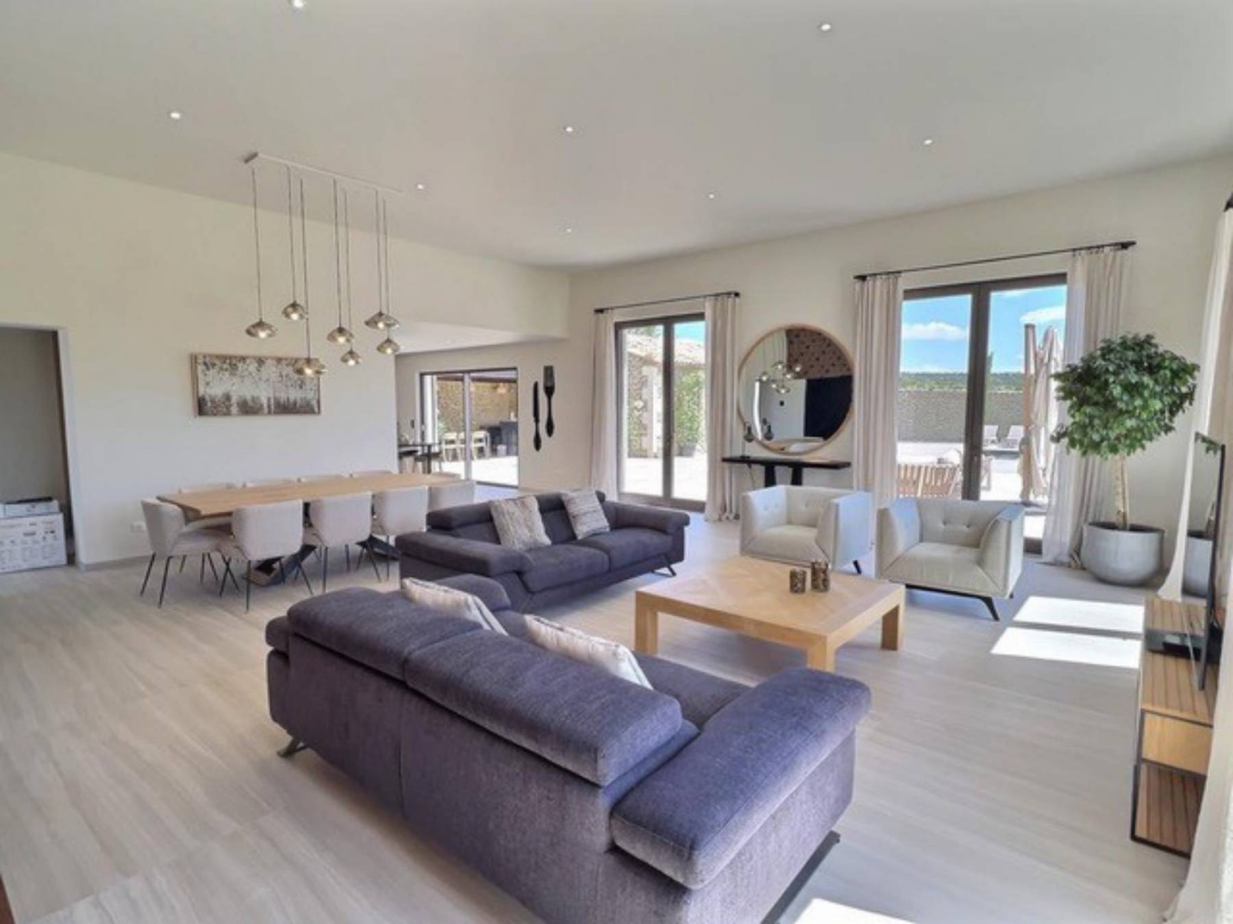 Location villa contemporaine avec piscine chauffée et pool-house    