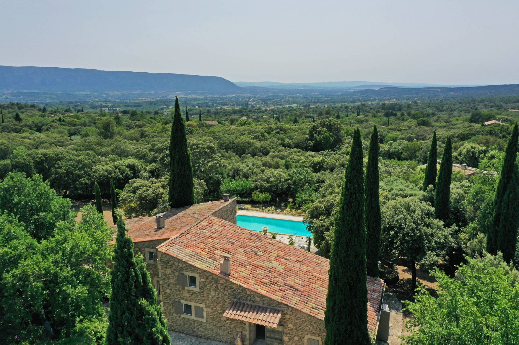 Location maison Provençale en pierres à Gordes avec immense piscine pour des vacances authentiques   