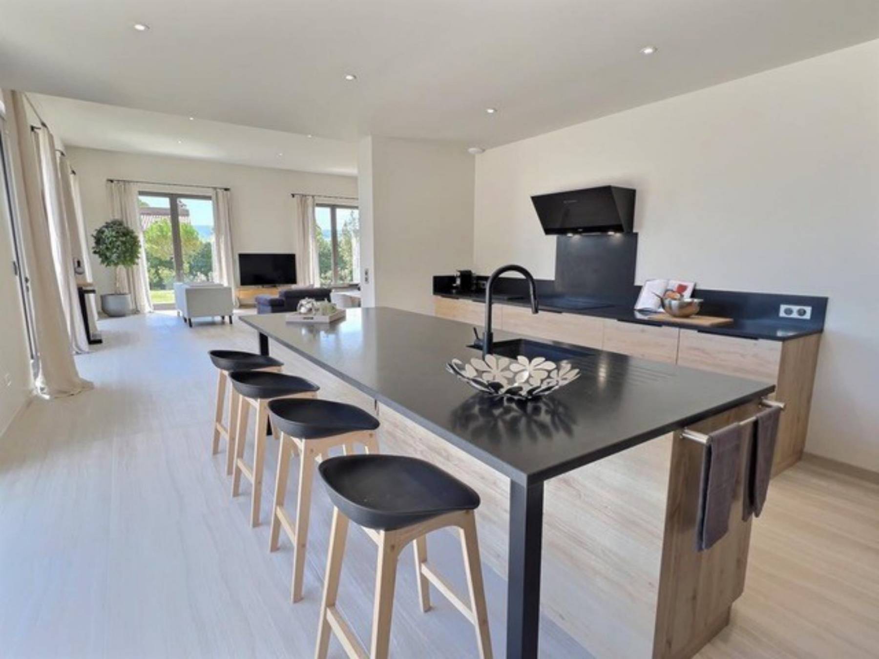 Location villa contemporaine avec piscine chauffée et pool-house    
