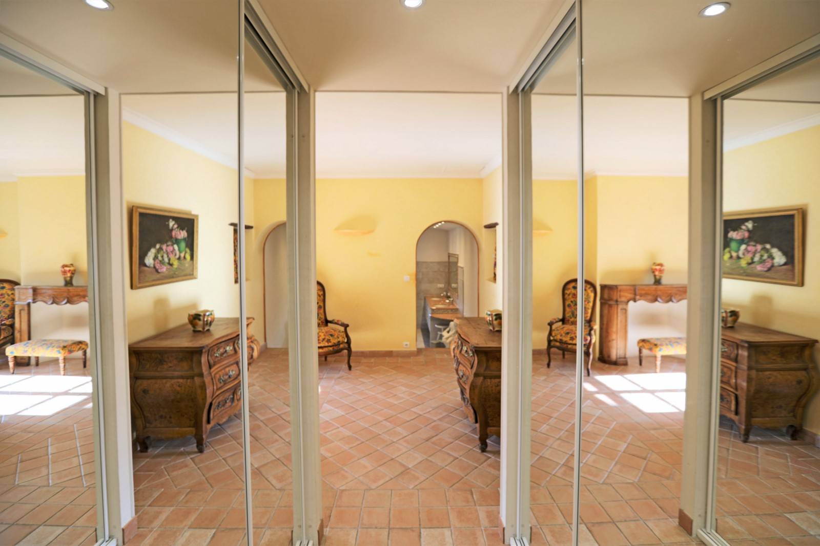 AU PIED DU LUBERON, VILLA PROVENCALE AVEC PISCINE ET DEPENDANCE AMENAGEE.    