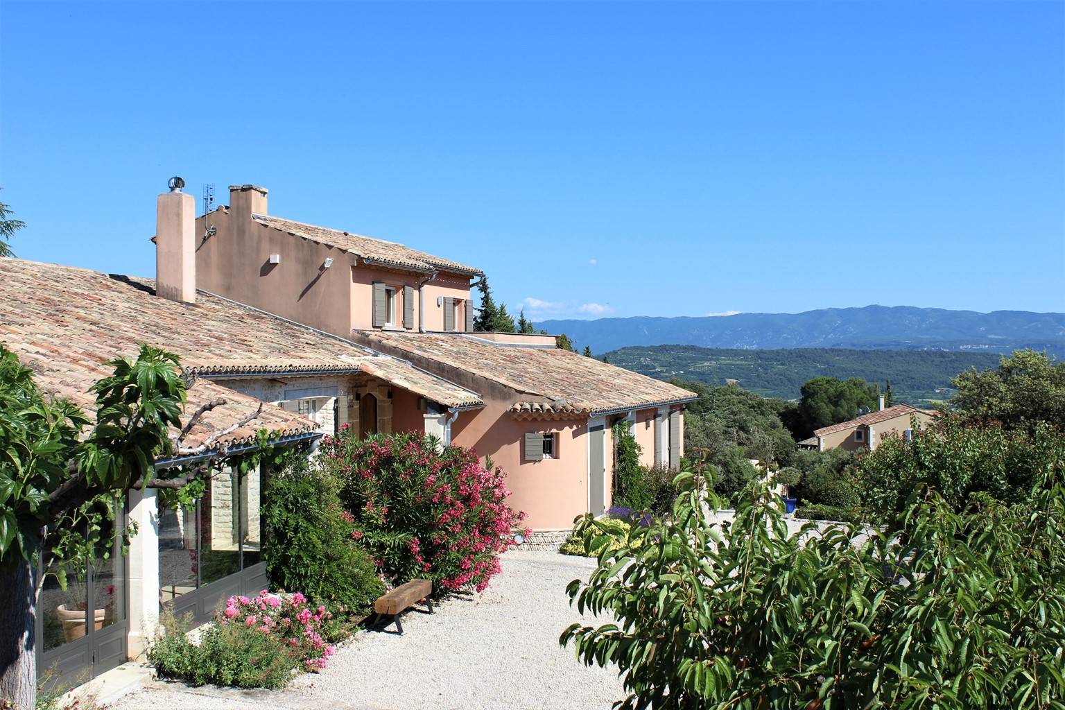 Location maison récente avec piscine chauffée et vue sur le Luberon et sa vallée   