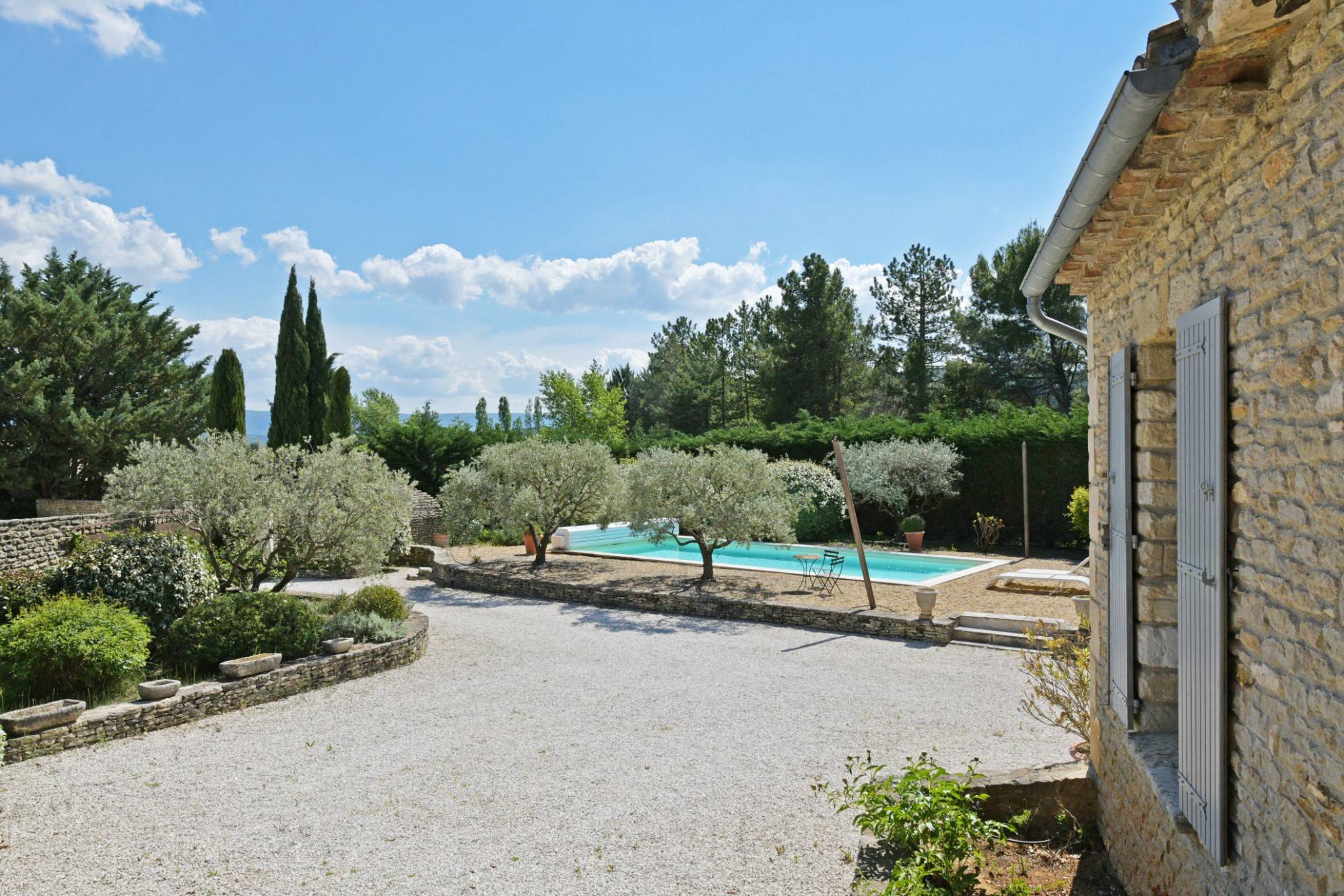 Gordes : maison en pierres avec piscine   