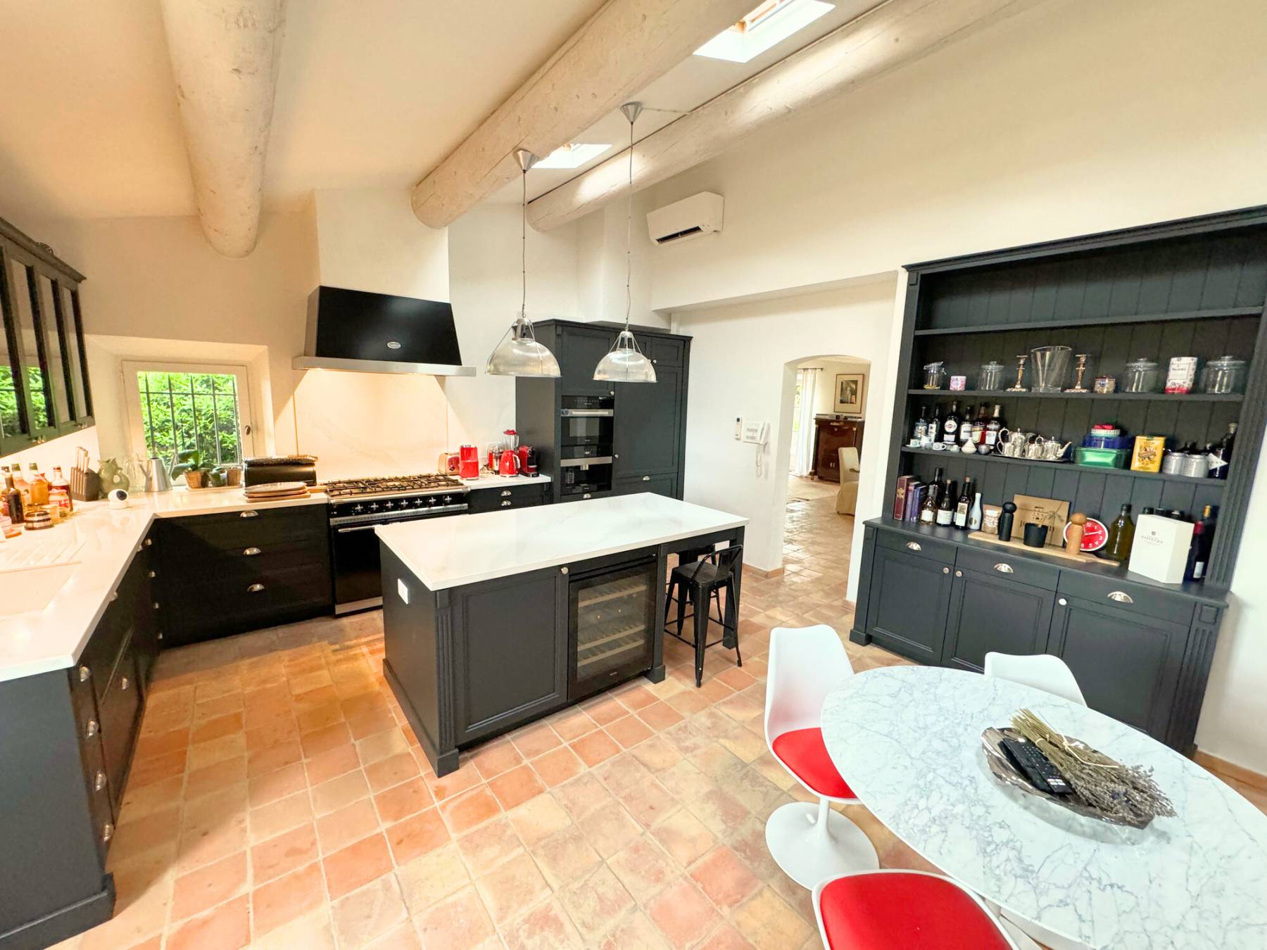 Location superbe Mas dans un hameau au pied de Gordes avec piscine, jacuzzi et jardin à la Française   