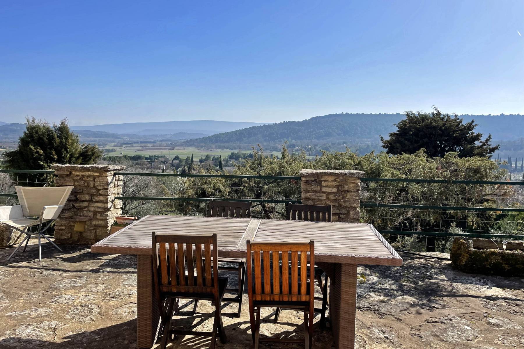 Location Gordes, authentique maison en pierres avec vue sur le village et le Luberon   