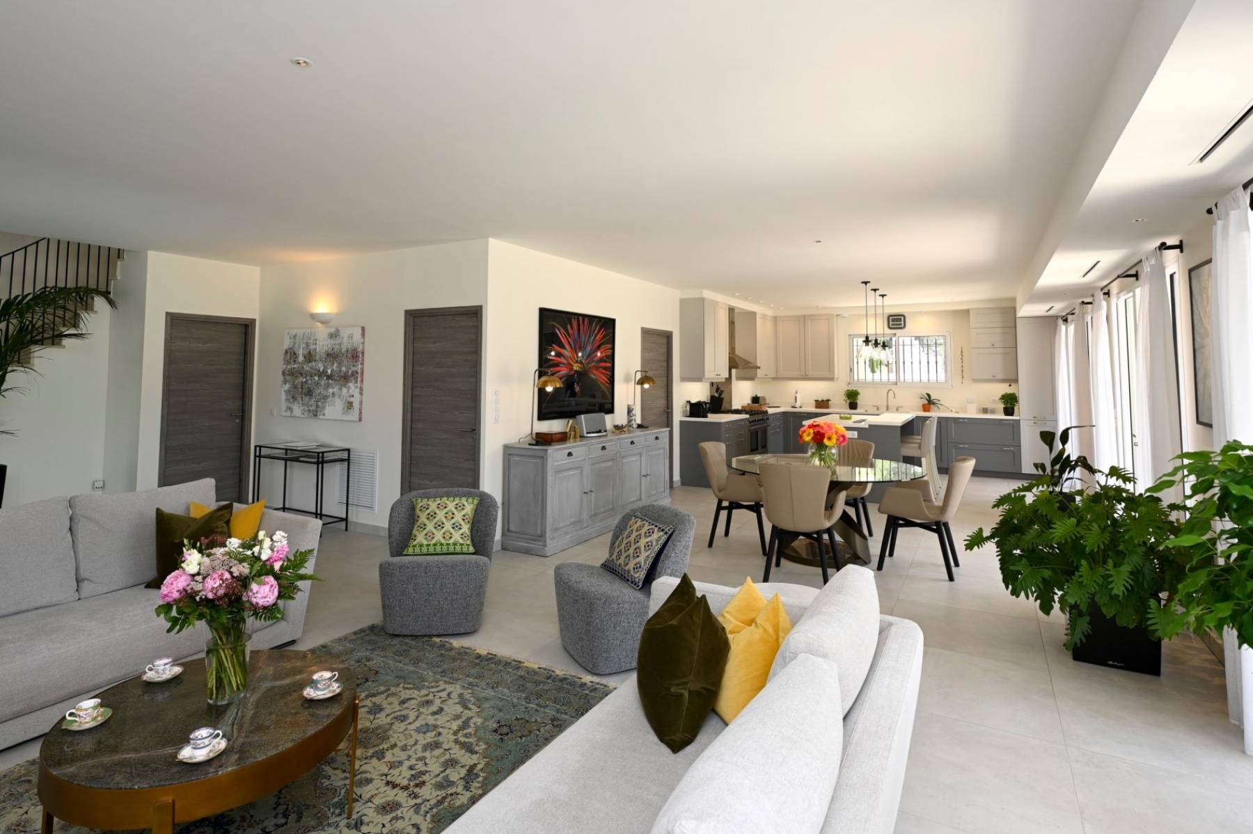Location Ménerbes : propriété contemporaine en position dominante face au Luberon   