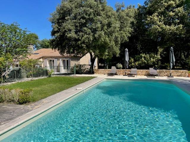dans le Luberon, proche du village de Lacoste, maison récente avec piscine   