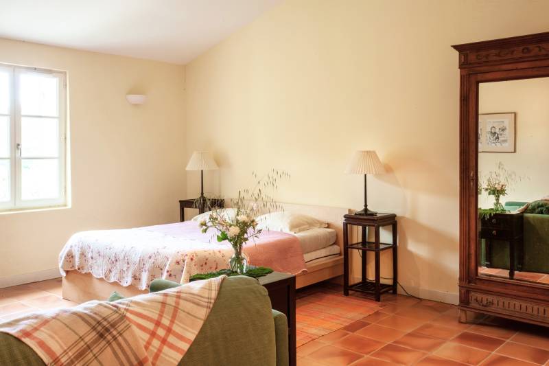 À louer à Rustrel grande Bastide Provençale avec piscine jusqu’à 28 personnes pour des vacances natures et authentiques.