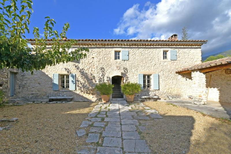 Location de vacances à Rustrel : authentique bergerie rénovée, en pleine nature avec grande piscine et vue sur les ocres du Colorado Provençal.