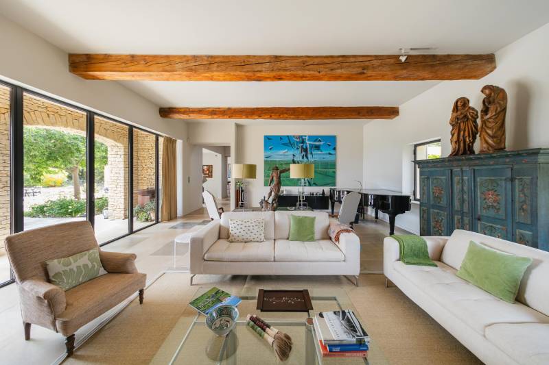 À louer à Gordes, maison de caractère en position dominante avec vue imprenable sur la vallée du Luberon, village à pied.