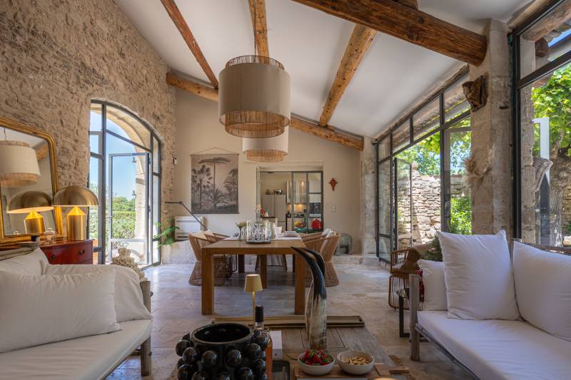 À louer proche de Gordes, superbe Hameau rénové de huit chambres avec piscine, orangeraie et vue sur le Luberon.