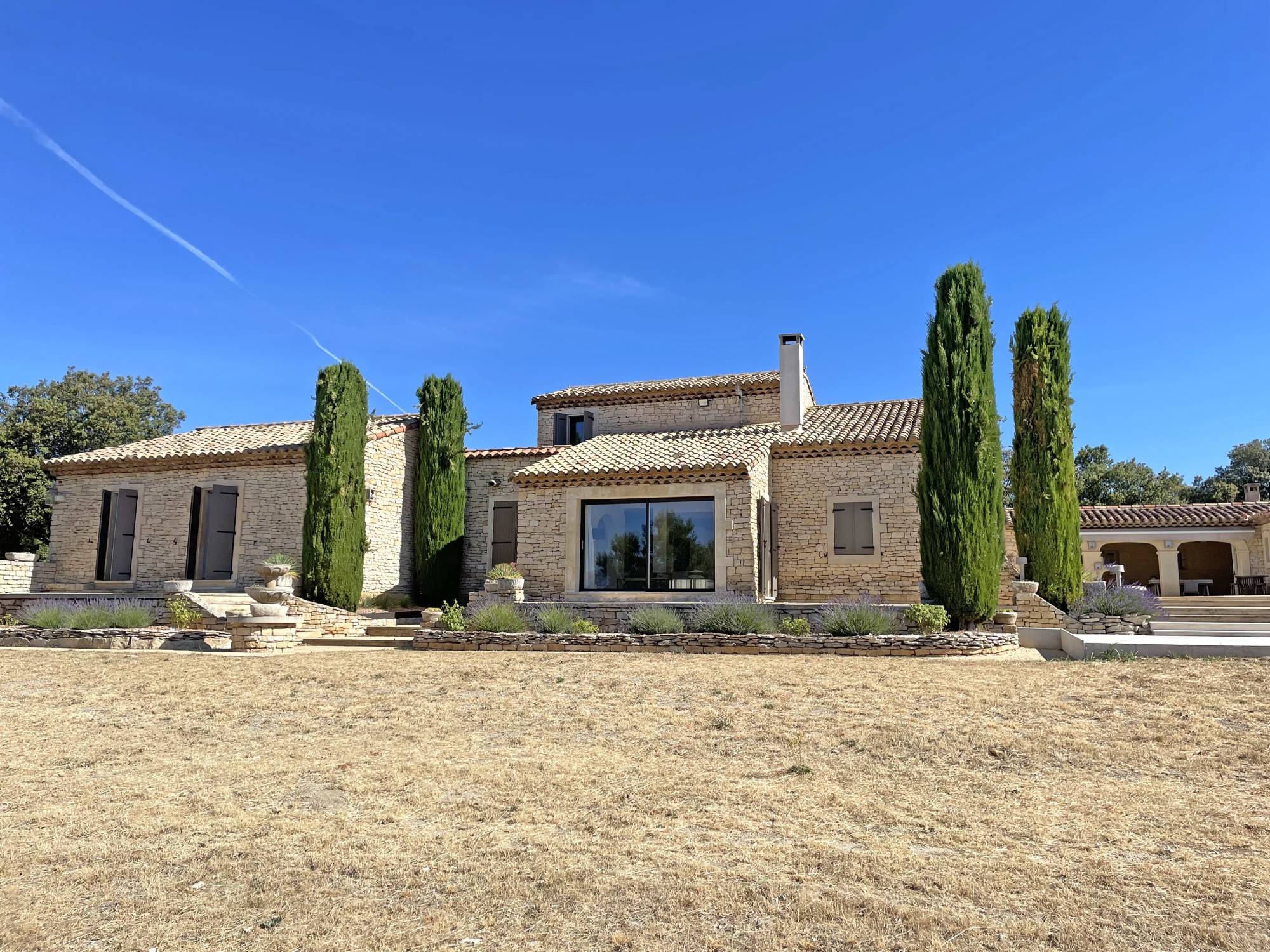 Gordes : maison en pierres avec piscine sur près de 2 hectares   