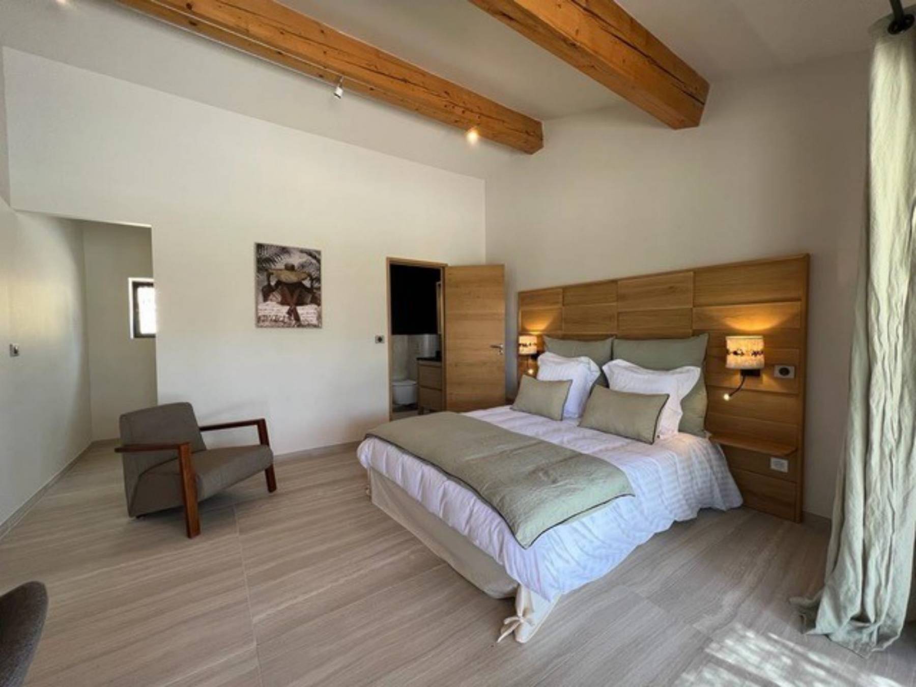 Location villa contemporaine avec piscine chauffée et pool-house    
