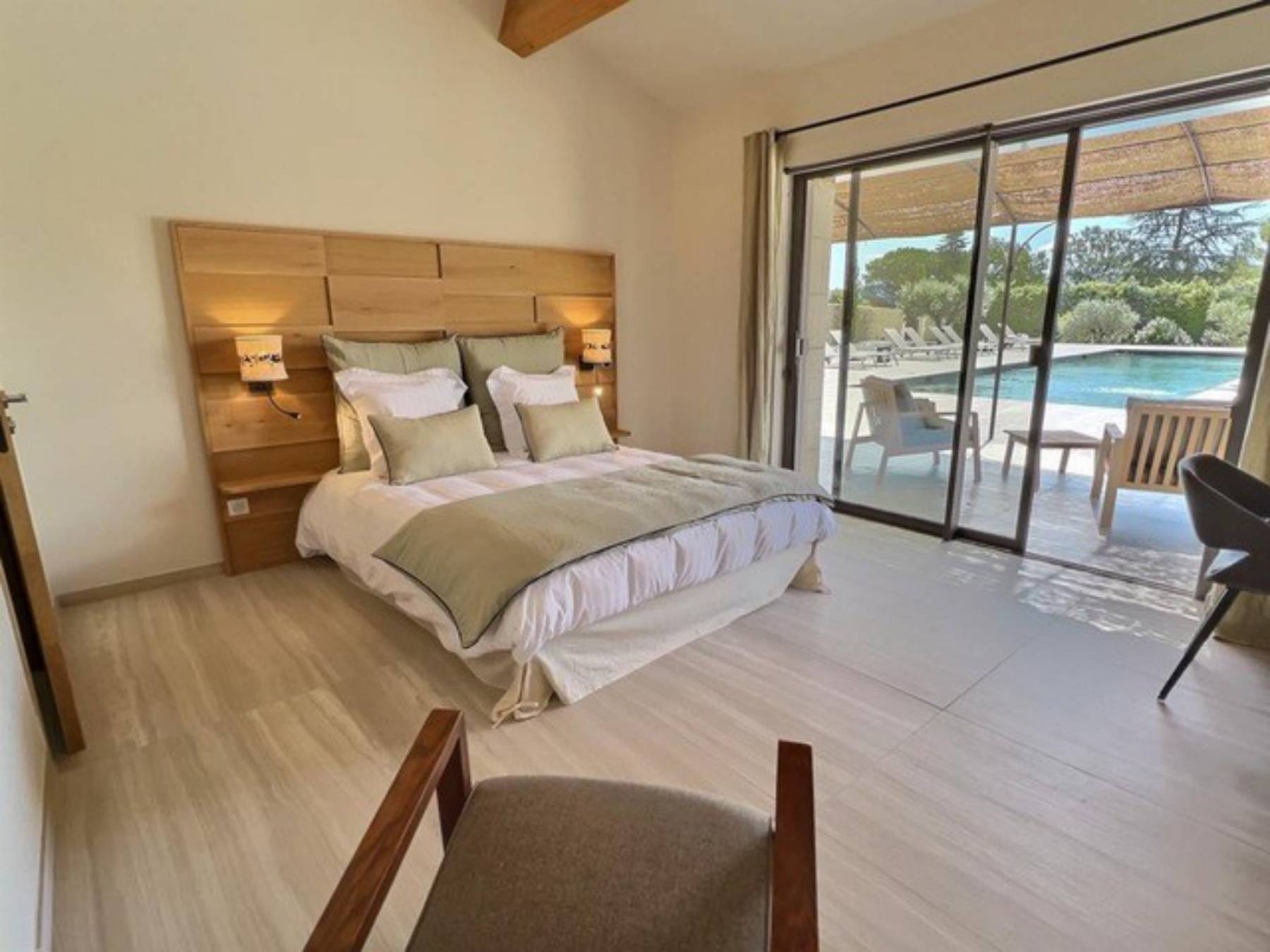 Location villa contemporaine avec piscine chauffée et pool-house    