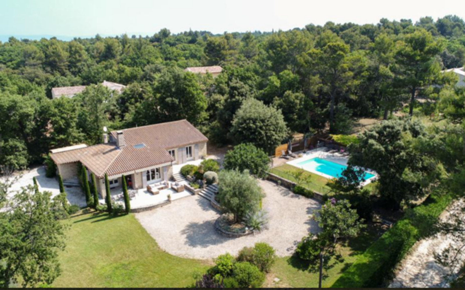 dans le Luberon, proche du village de Lacoste, maison récente avec piscine   