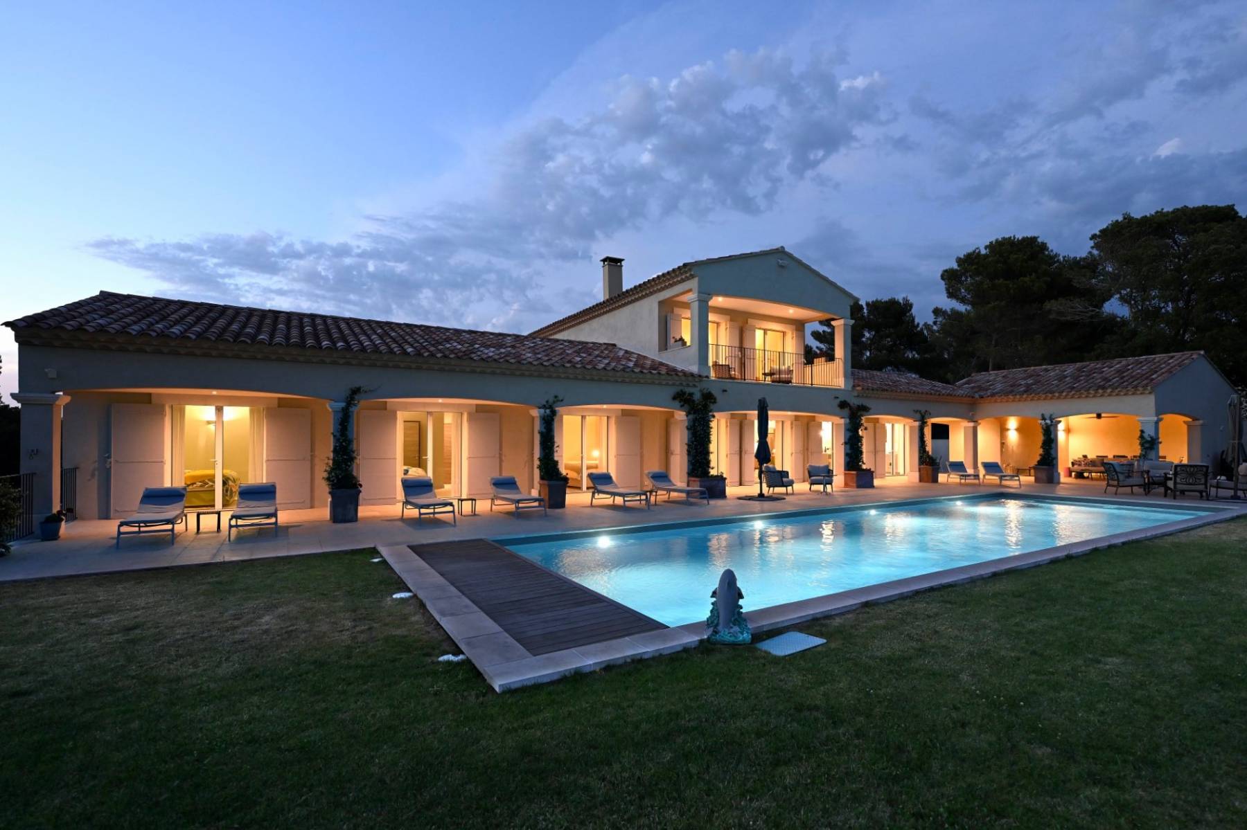 Location Ménerbes : propriété contemporaine en position dominante face au Luberon   