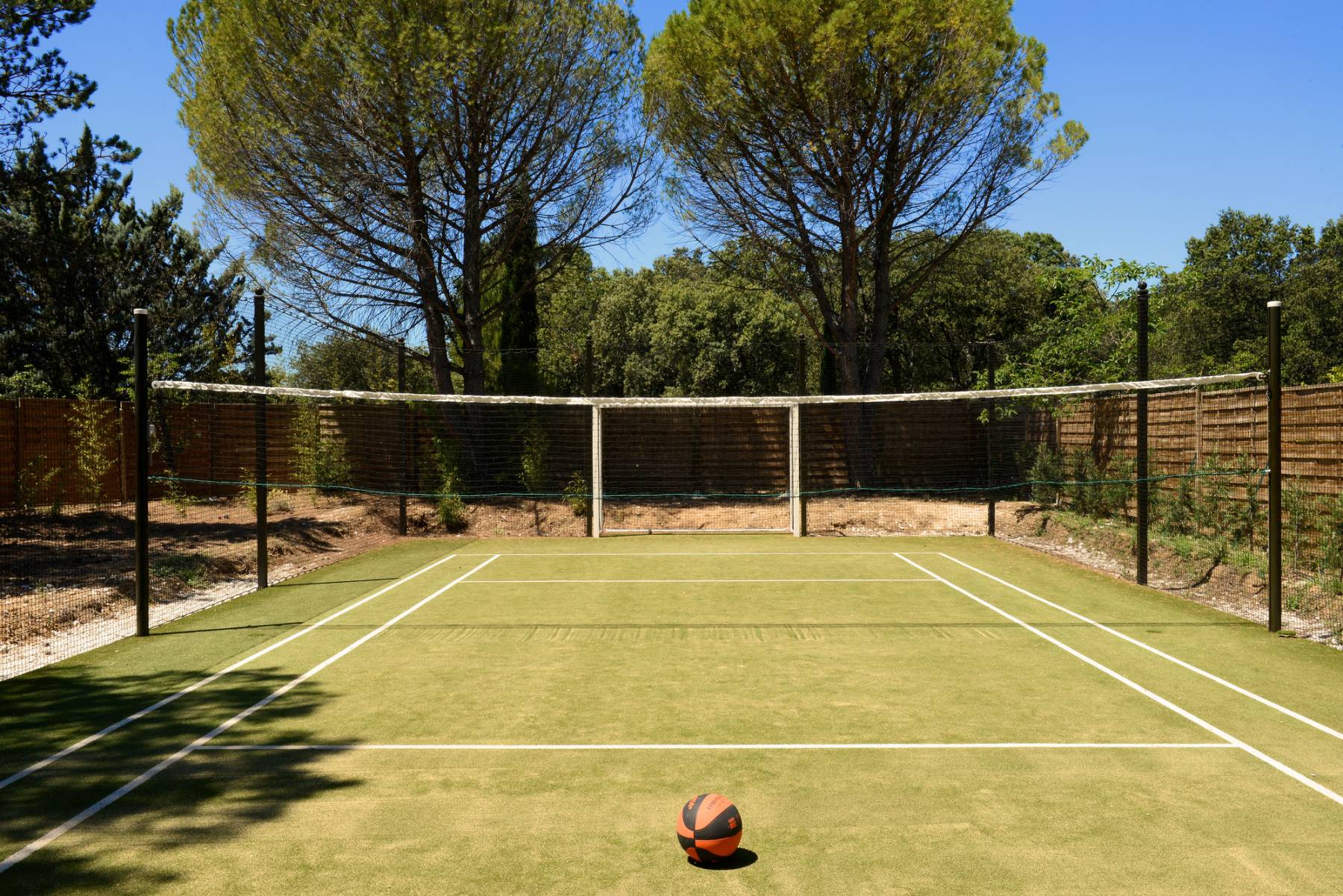 Location superbe domaine à Gordes au milieu d’un parc arboré avec piscine et terrain multisport   