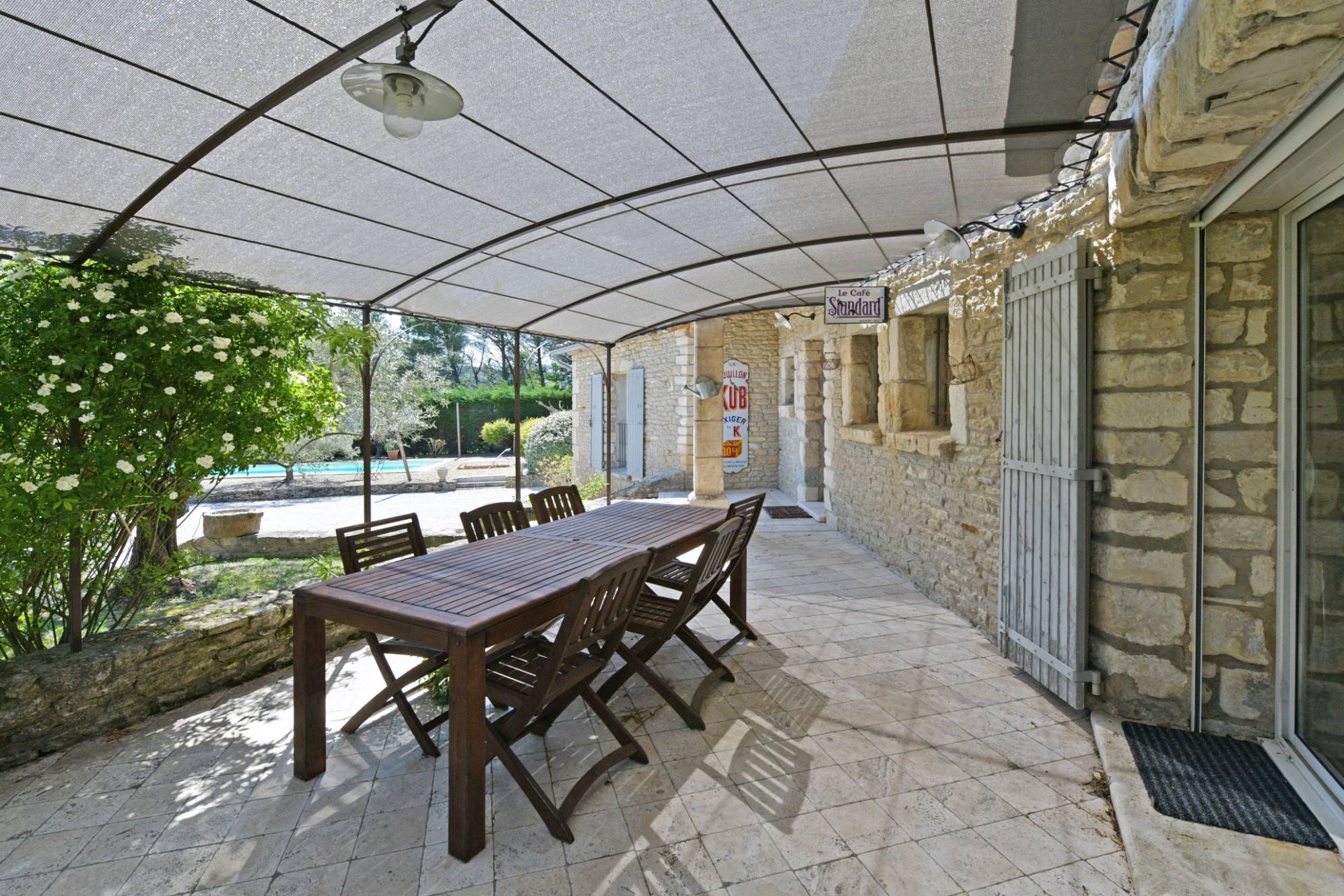 Gordes : maison en pierres avec piscine   