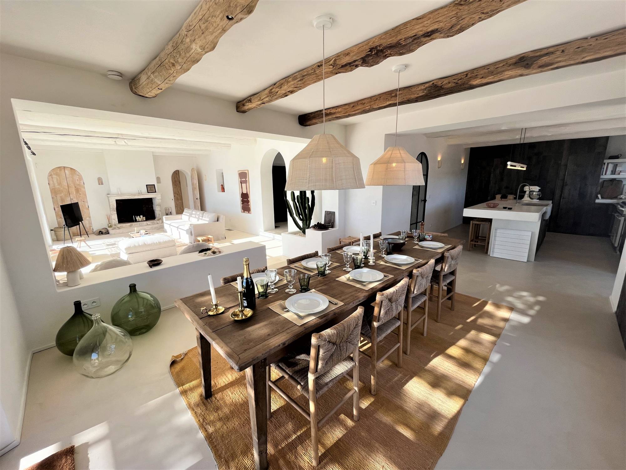 Location superbe propriété située à Gordes avec jardin paysager, piscine chauffée et vue imprenable sur le Luberon   