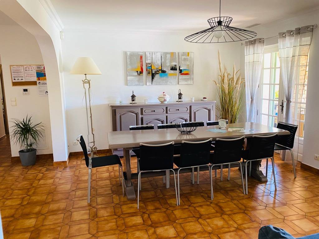 Proche de L’Isle-sur-la-Sorgue, maison en pierre avec piscine   