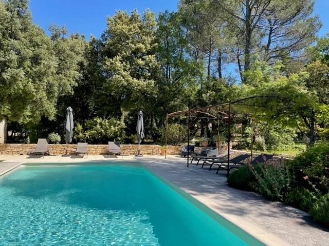 dans le Luberon, proche du village de Lacoste, maison récente avec piscine   