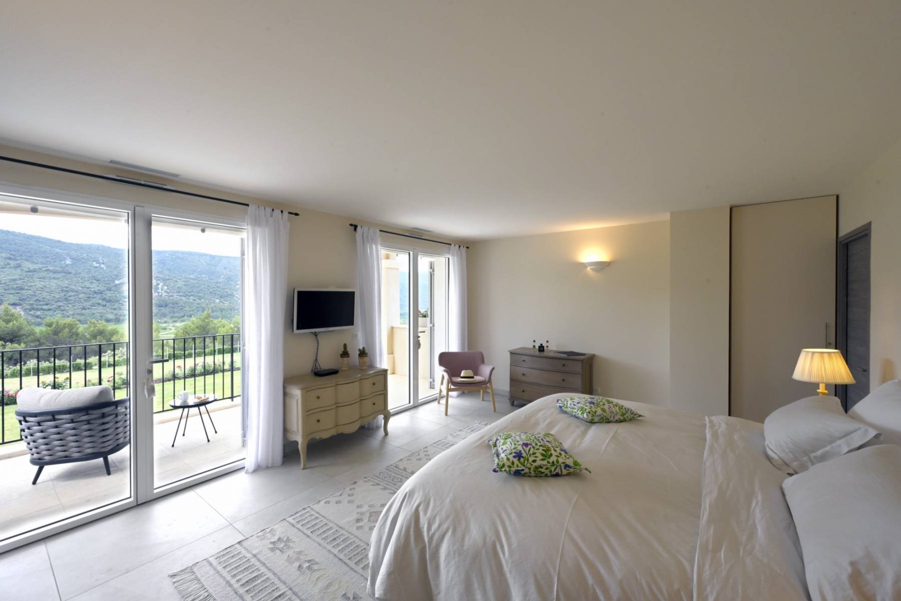 Location Ménerbes : propriété contemporaine en position dominante face au Luberon   