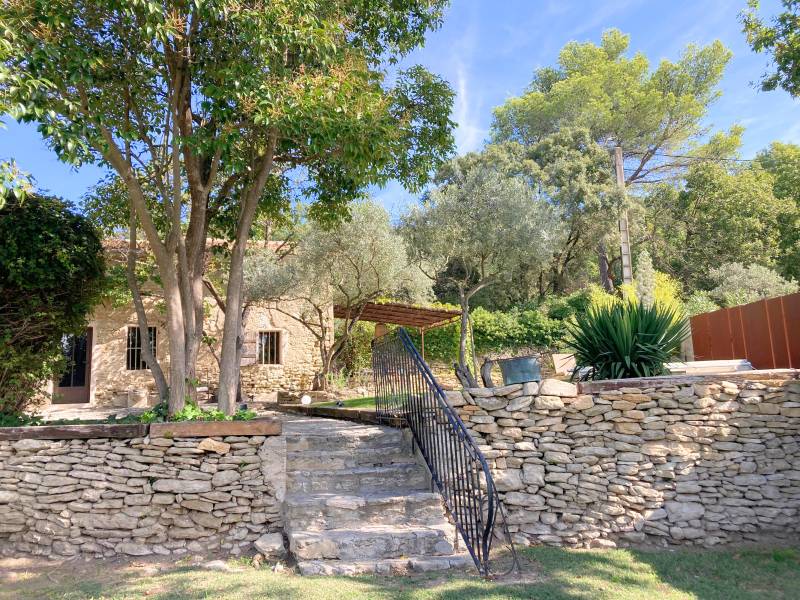 Charmant Mazet en pierres à quelques minutes de l’Isle sur la Sorgue et du Golf de Saumane avec piscine, jardin et terrasse ombragée.