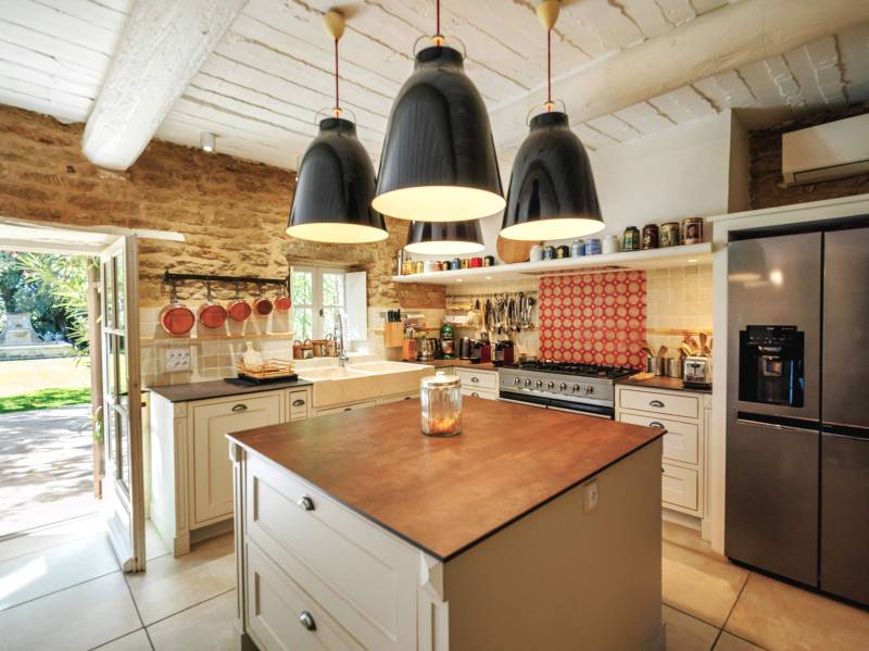 À louer au pied de Gordes, superbe Mas rénové dans un environnement très calme avec piscine, cuisine d’été et terrain de tennis.